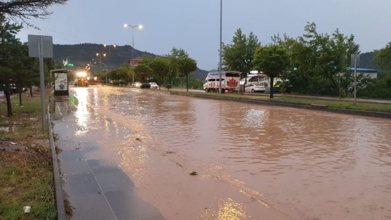 Nallıhan’da dereler taştı, yollar çöktü, anayollar su altında kaldı
