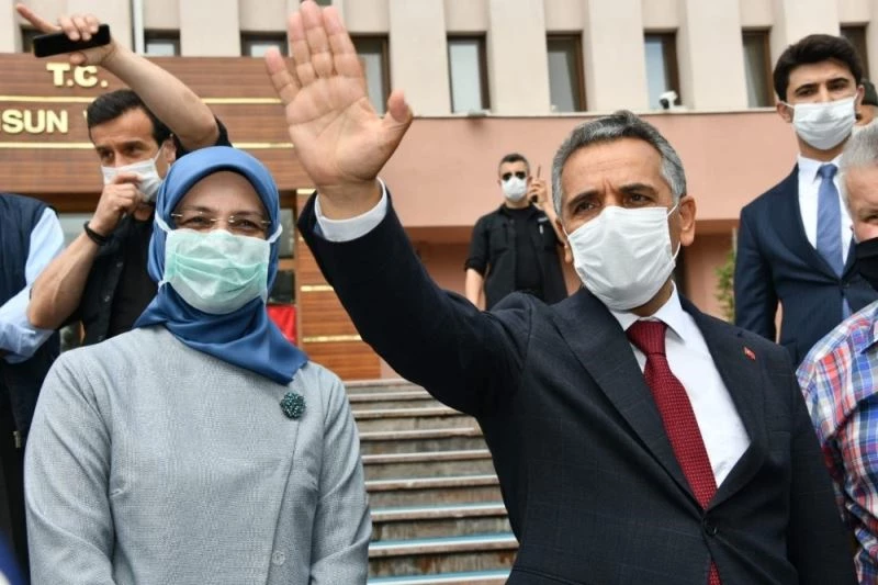 Vali Kaymak alkışlarla uğurlandı
