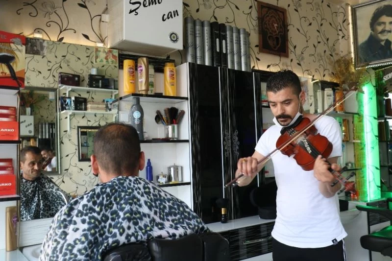 Müzisyen berber, önce kulakların pasını siliyor ardından saç kesiyor

