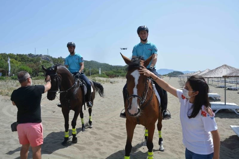 Dünyaca ünlü plajda atlı jandarmalar göreve başladı
