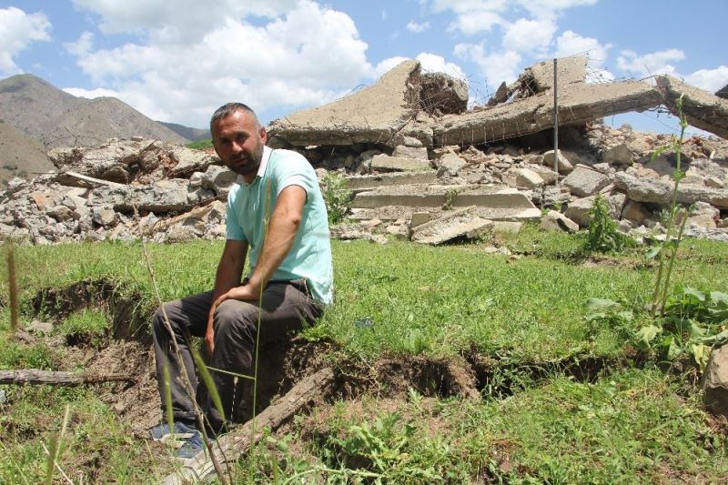 Bingöl’de deprem sonrası oluşan yarıklar dikkat çekti
