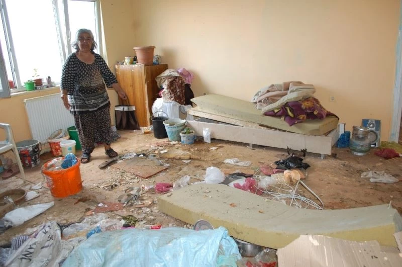 Evi çöplüğe dönen kadın hüngür hüngür ağladı
