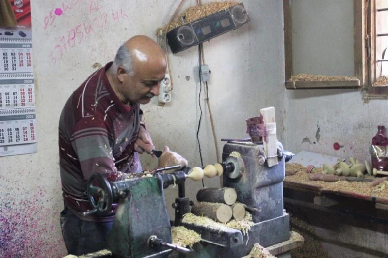 Çocukluğunun oyuncağı topacı üreterek gelecek nesillere taşıyor