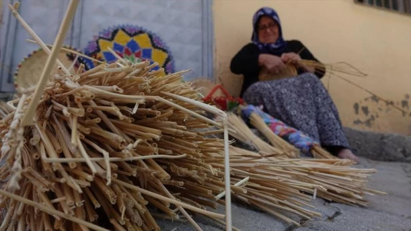 Buğday sapları, mahalle meydanında sanata dönüşüyor