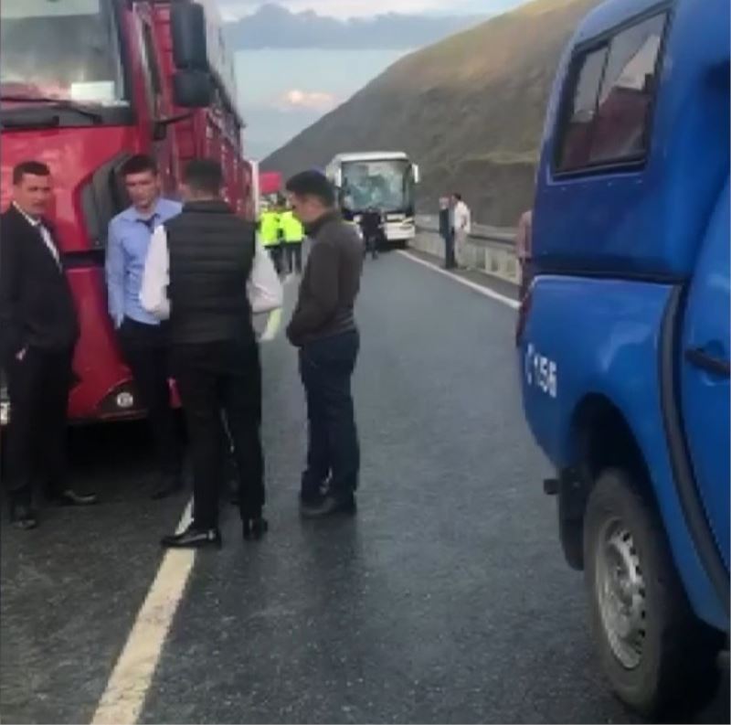 Erzincan-Sivas karayolu heyelan nedeniyle kapandı
