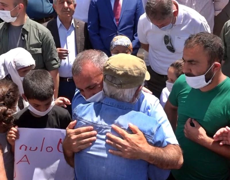 Tunceliler gözyaşlarıyla uğurladı, Vali ağlayarak veda etti
