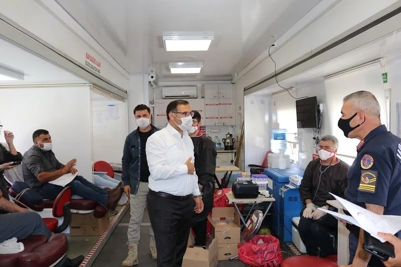 Kaymakam Sayar’dan kan bağışı
