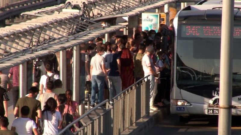 Duraklarda sosyal mesafesiz riskli metrobüs bekleyişi
