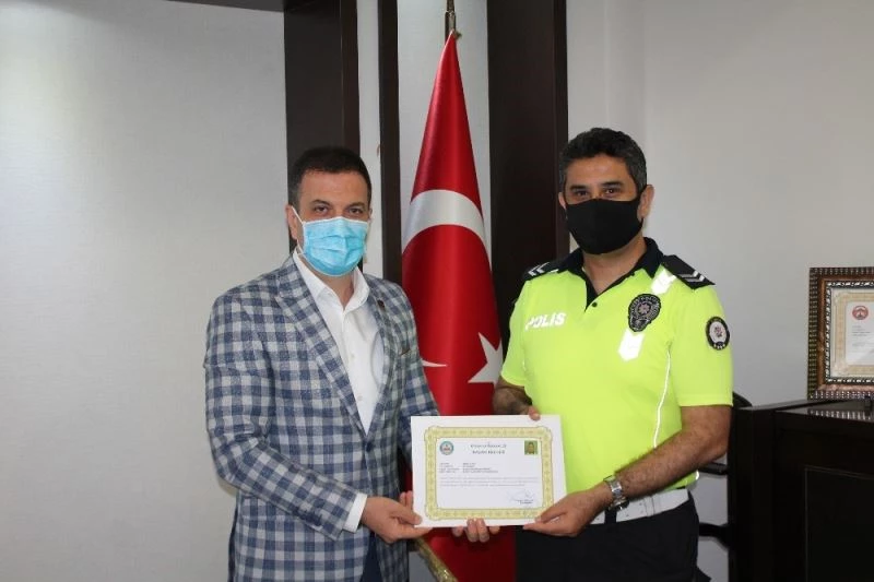Kaymakam Gürçam’dan başarılı trafik polislerine ödül

