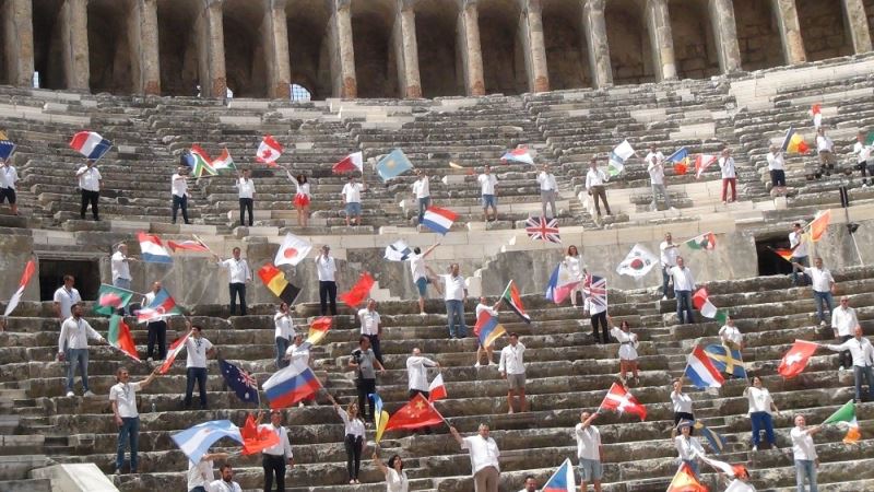 Rehberler 90 ülke bayrağıyla Aspendos’tan seslendi: 