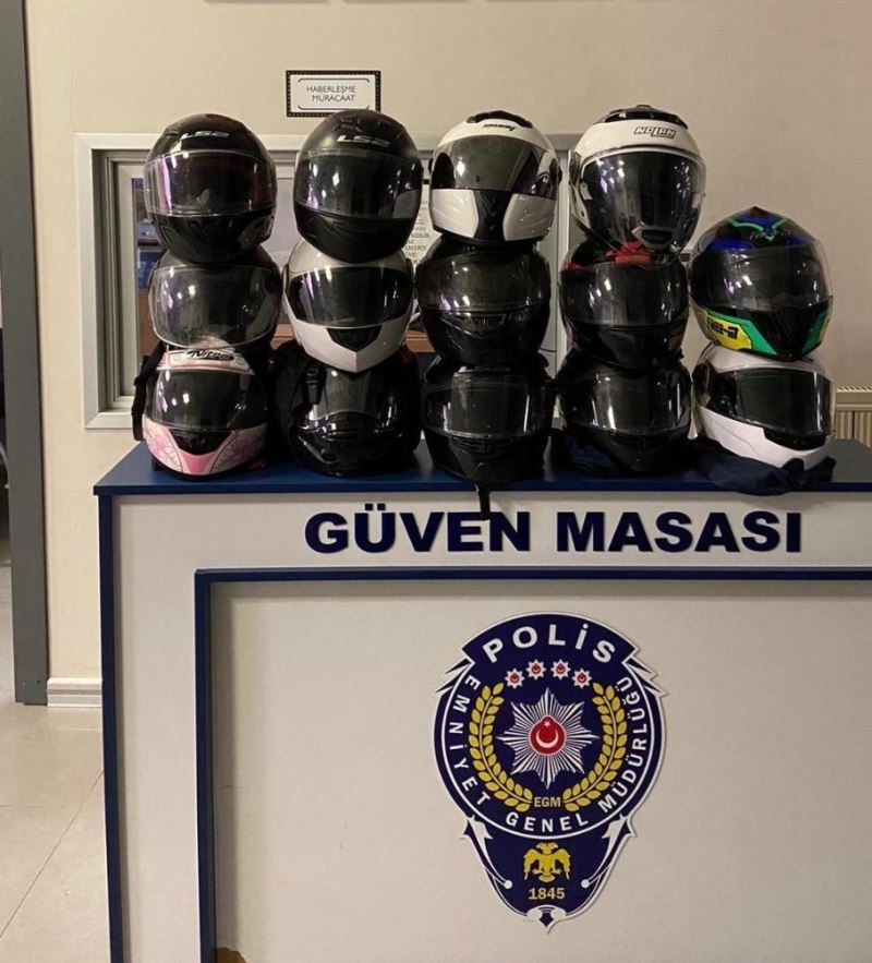 Çaldıkları motosiklet kasklarını internette satan şahısları polis kıskıvrak yakaladı
