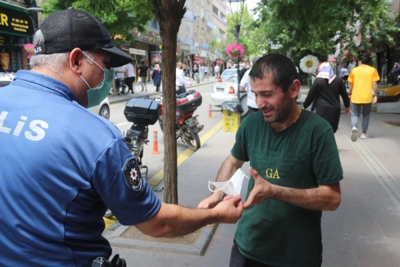 Polisten ’maskem yok’ bahanesine karşı önlem: Cebindeki maskeleri dağıttı
