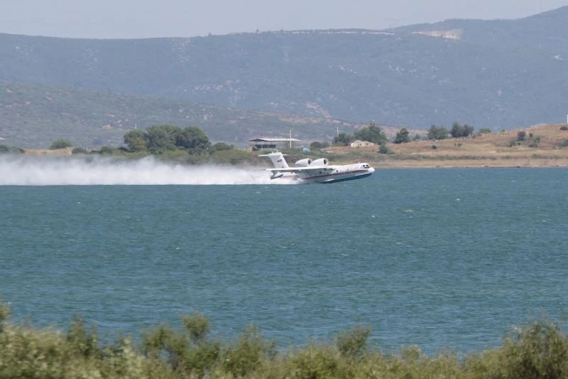 Yeni yangın söndürme uçağını Tarım ve Orman Bakanı Pakdemirli denedi
