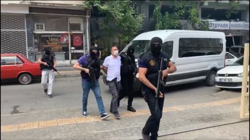 İnterpol tarafından kırmızı bültenle aranan ve terör örgütü DHKP/C’nin kasası olduğu ifade edilen M.S.D., İzmir’in Balçova ilçesindeki hücre evinde yakalandı.
