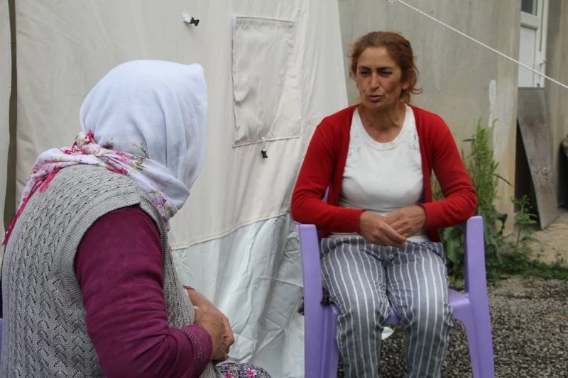 Depremde enkaz altından çıktı, komşularına yardım etti
