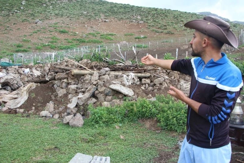 Depremde Mehmetçik yaylaya ulaşıp, yaralıları ambulanslara yetiştirmiş
