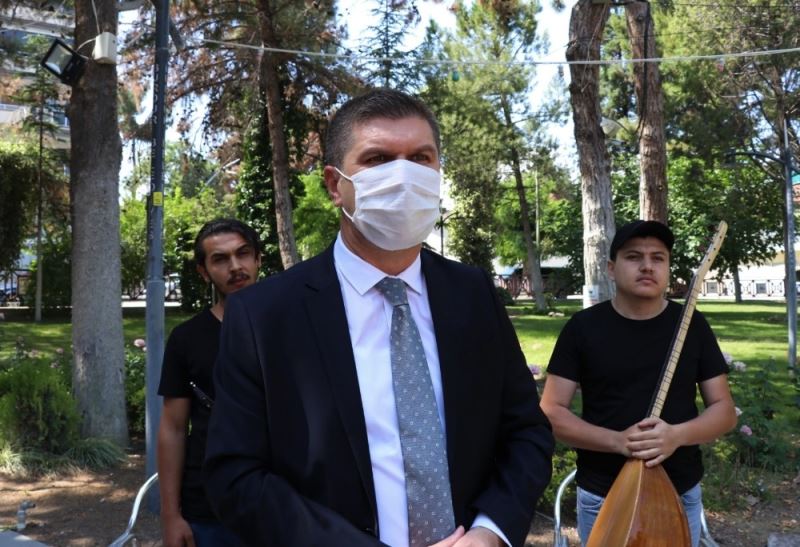 ’Hatçem’ türküsünü oyun havasına çeviren fenomene Burdur Belediye Başkanından tepki

