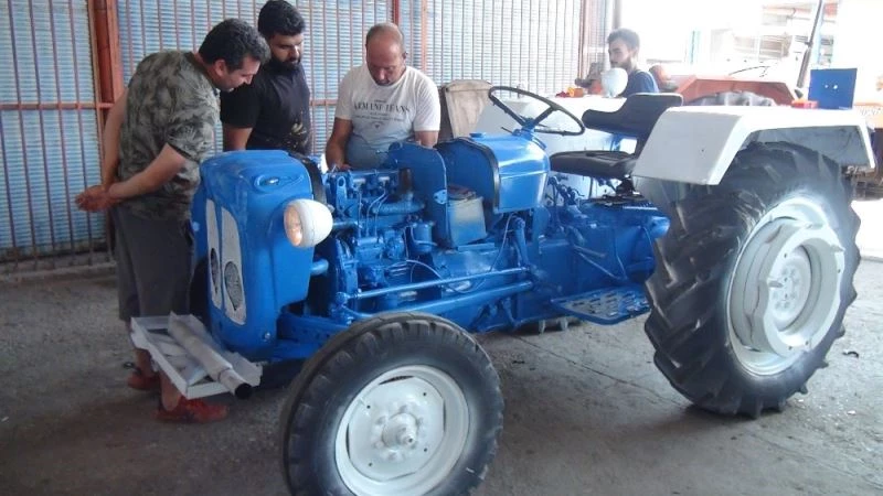 5 bin liraya aldığı traktöre 15 bin lira masraf edip çalışır hale getirdi
