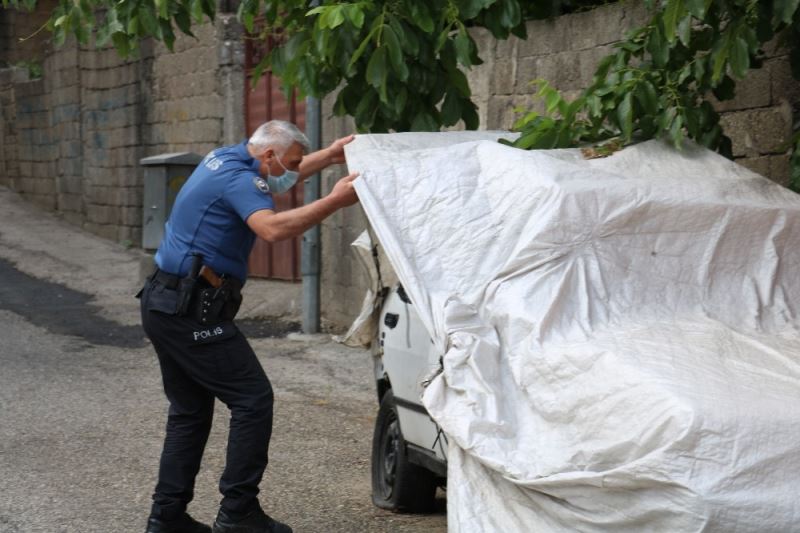 Kovalamacada otomobilin çarptığı esnaf ile merdivenden düşen polis yaralandı
