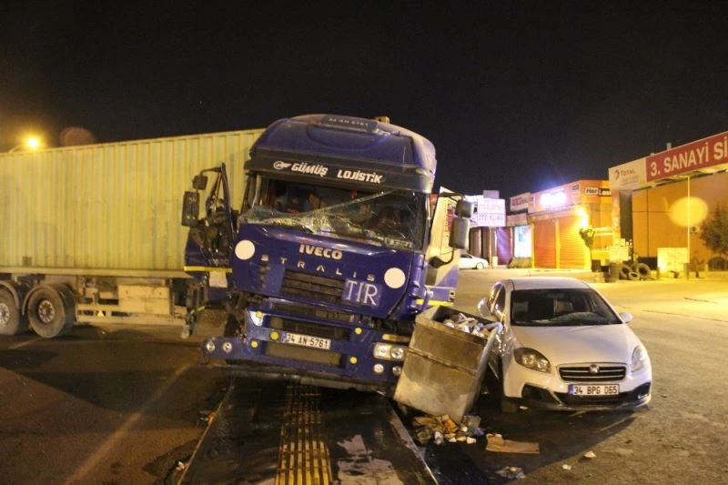 Tır şoförü seyir halindeyken uyudu, ortalığı birbirine kattı
