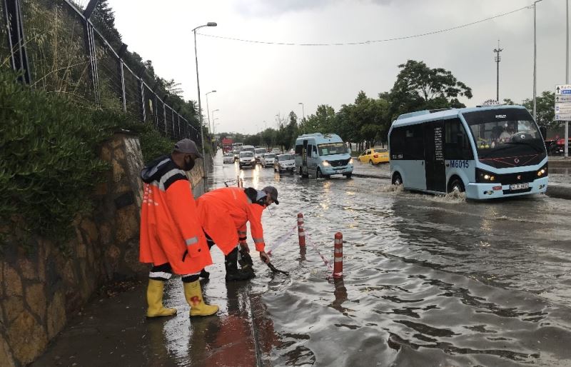 İstanbul’da sağanak yağmur etkili oldu, Harem Sahil yolunu su bastı
