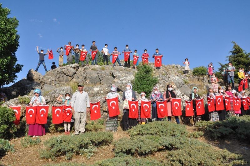 25 yıl önce teröristlerin şehit ettiği çocuklar, katledildikleri yerde anıldı
