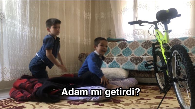 Bisiklet almak için ayakkabı boyuyordu, yapılan sürprizle gözlerine inanamadı
