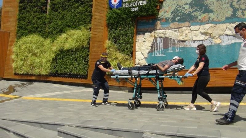 Çalışmayan asansörün raylarından inmeye kalkan vatandaşı itfaiye kurtardı
