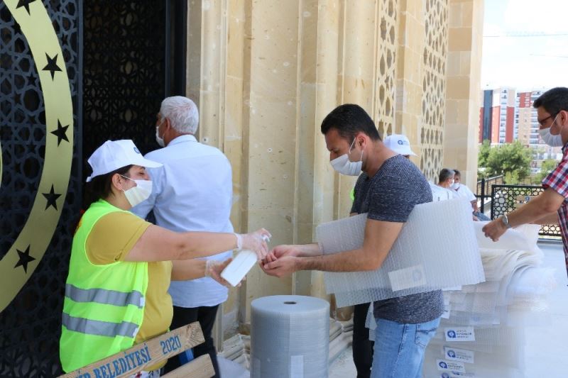 Cuma Namazı için 7 bin adet tek kullanımlık seccade dağıtıldı
