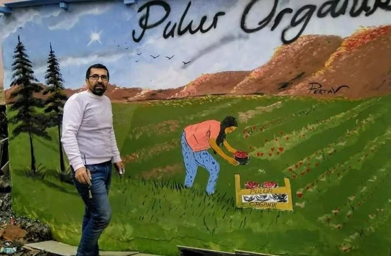 38 yıldır duvarları resimleriyle güzelleştiriyor
