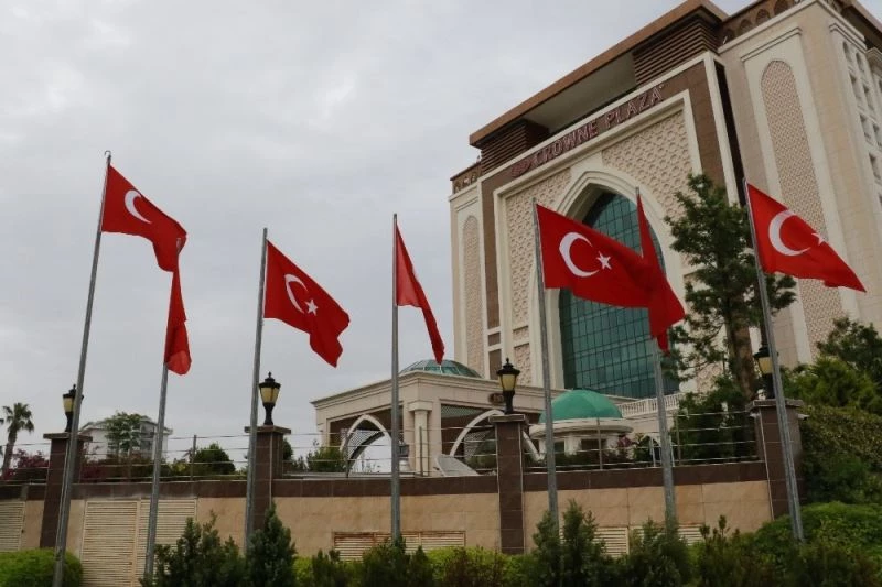 Yabancı turist gelmeyince oteldeki bütün direklere Türk bayrağı çekildi
