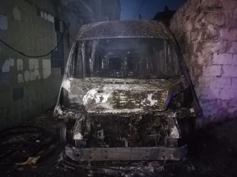 İzmir’de kundaklandığı ileri sürülen servis minibüsü yanarak küle döndü
