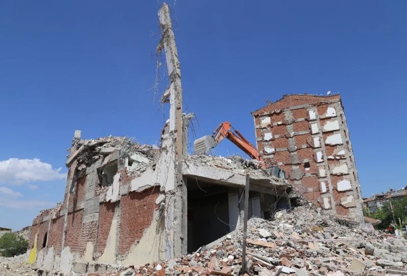 Elazığ’da mahsur kalan kedilerin kurtarıldığı o bina yıkıldı
