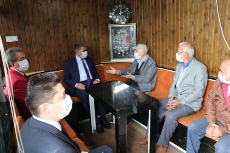 Uyarıya rağmen sigarayı ağzından bırakmayan genç Vali’yi şaşırttı
