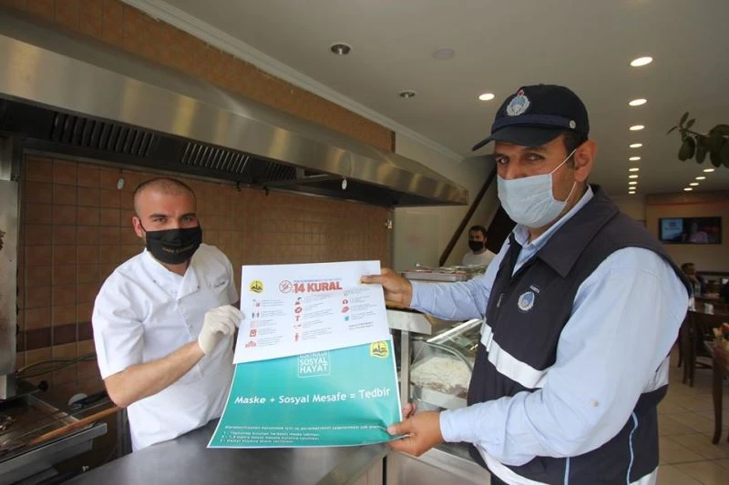 Bayburt’ta normalleşme süreciyle yeniden açılan işyerlerine uyarıcı afişler dağıtıldı
