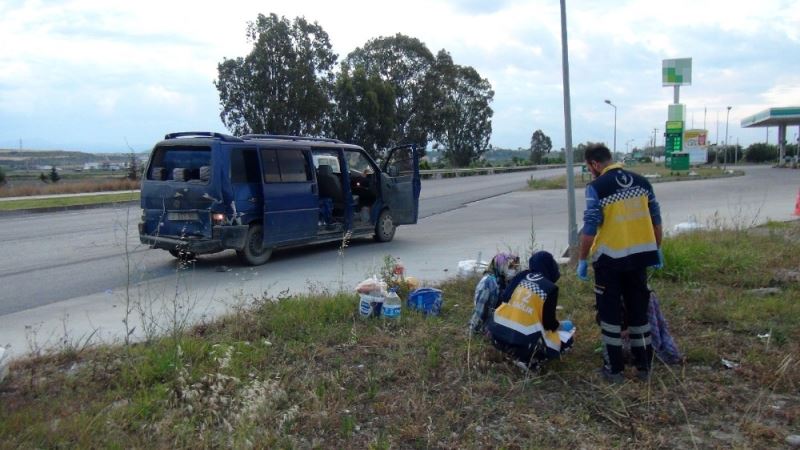 Tarım işçilerini taşıyan minibüse otomobil çarptı: 5 yaralı
