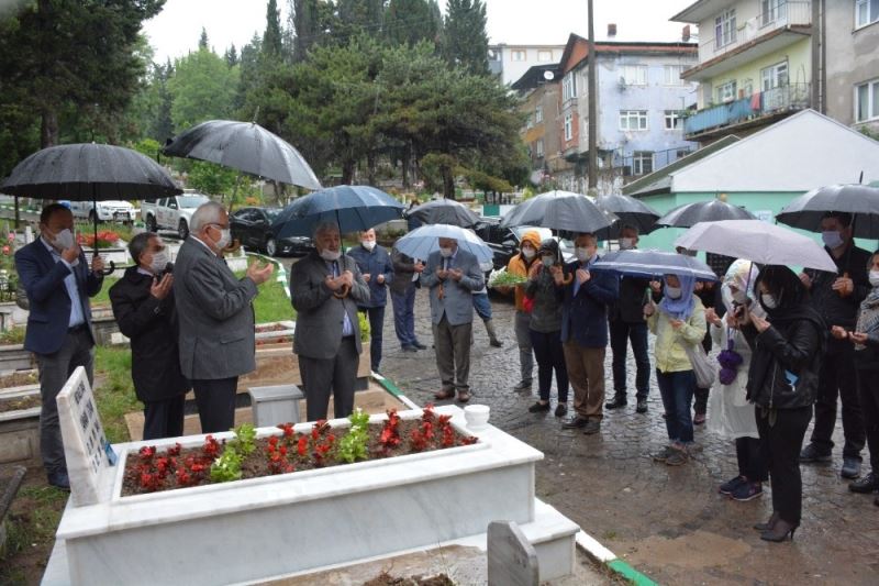 Heykeltıraş Yaman Civan mezarı başında anıldı
