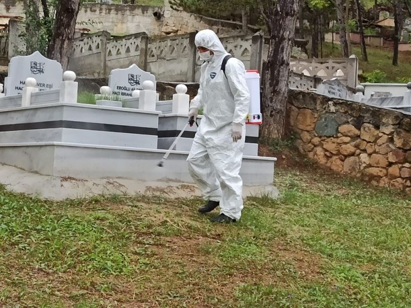 Kastamonu Belediyesi, kabristanlıkların dezenfekte ve temizlik çalışmalarını tamamladı

