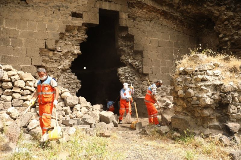 Diyarbakır Büyükşehir Belediyesi tarihi sur ve burçlarda temizlik çalışması başlattı
