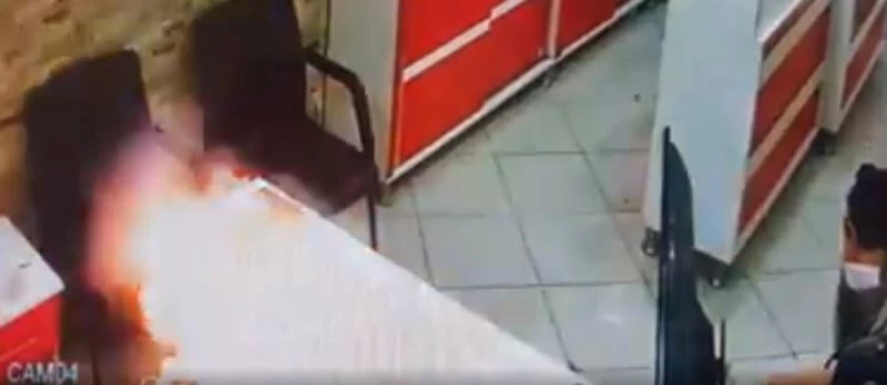 Cep telefonunun bataryası bomba gibi patladı
