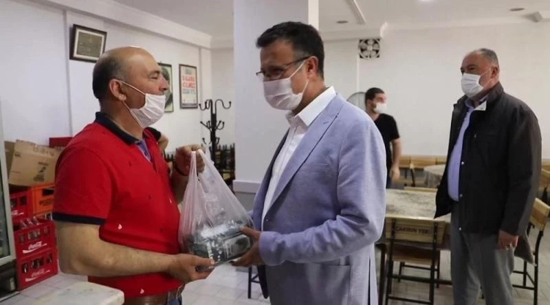 Başkandan kahvecilere çay desteği
