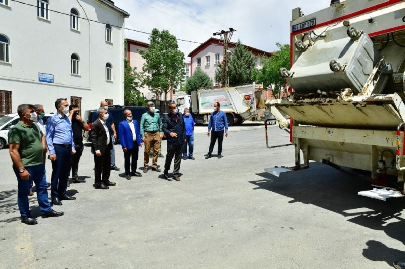 Yeşilyurt’ta galvanizli çöp konteynırları dezenfekte ediliyor
