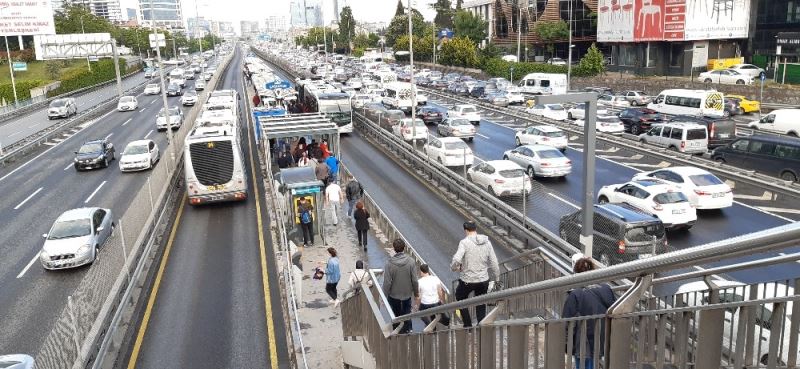 Toplu taşıma araçlarında ve duraklarda dikkat çeken yoğunluk
