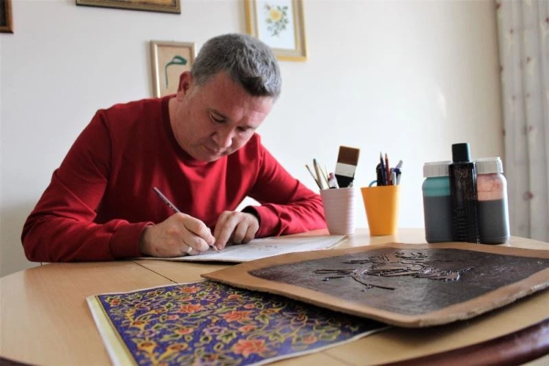 Deriyi özel teknikle yakıp, hat ve tezhip tabloları yapıyor
