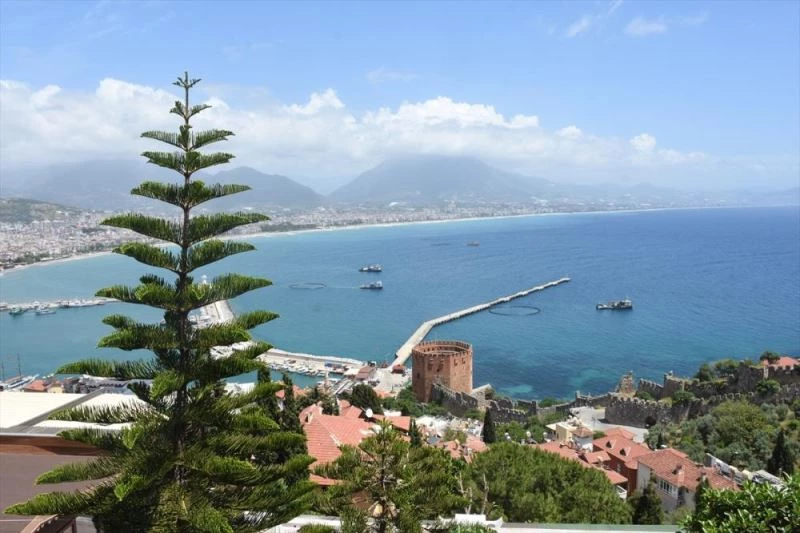 Dünyaca ünlü Kleopatra Plajı misafirlerini bekliyor