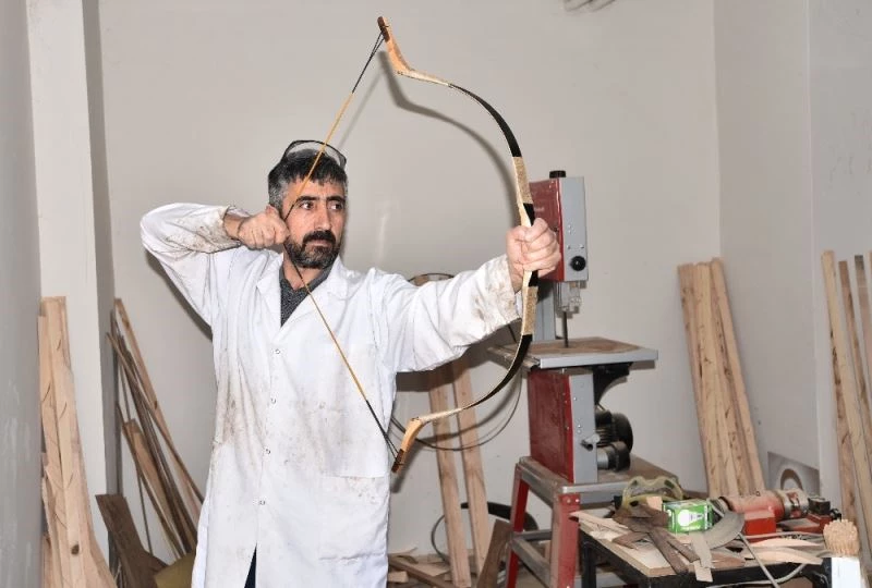 Kendi imkanlarıyla kurduğu atölyede ok ve yay üretiyor
