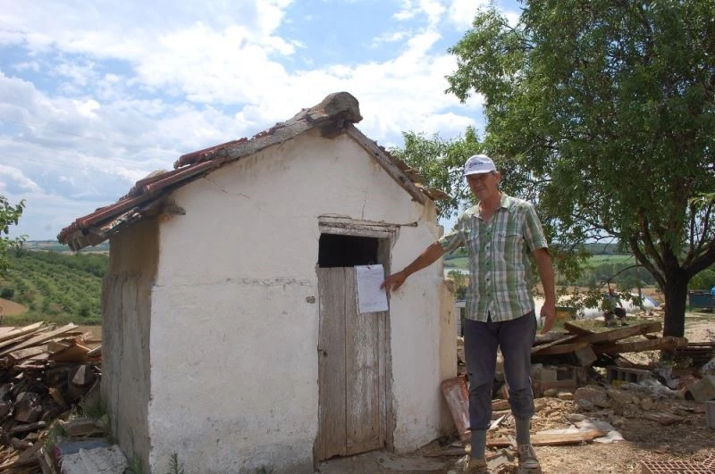CHP’li belediye evin önündeki 60 yıllık tuvaleti mühürledi
