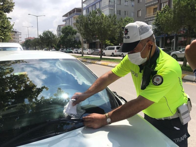 Çarptığı aracın sahibine ulaşamayınca “Aracınıza çarpan benim” notu bıraktı
