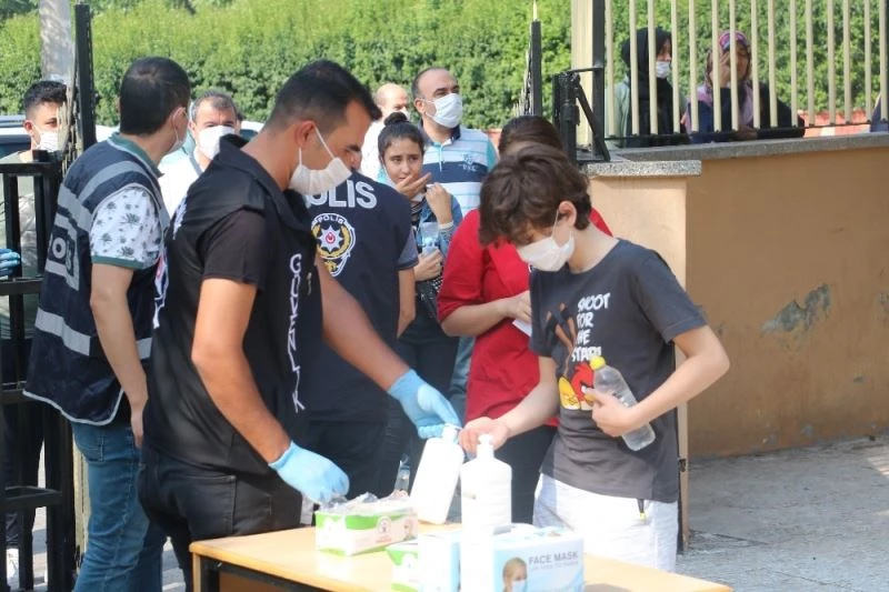 Öğrenciler içerde veliler parkta ter döktü
