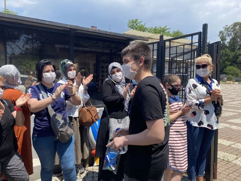 Sınavdan çıkan öğrencilere velilerden alkışlı destek
